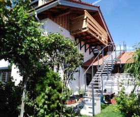 Komplette Dachwohnung mit Balkon und Bergblick