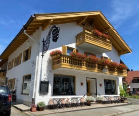 Gästehaus u Ferienwohnungen Veronika incl Frühstücksbuffet und KönigsCard