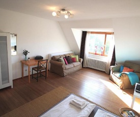 *Bright & Sunny Top-Floor Flat* Central Stay