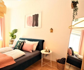 Botanical velvet apartment - with sunny balcony