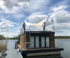 Schwimmende Ferienwohnung, Hausboot Urlaub als Festlieger am Steg