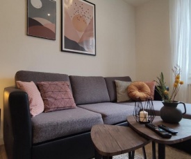 Industrial Apartment - 5 min to train station & free parking