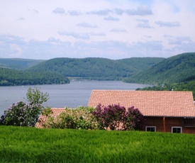 Mediterranean-style flat with wood stove, terrace and a terrific view of the Edersee dam